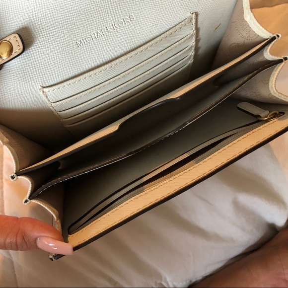 Micheal Kors crossbody - Picture 2 of 2